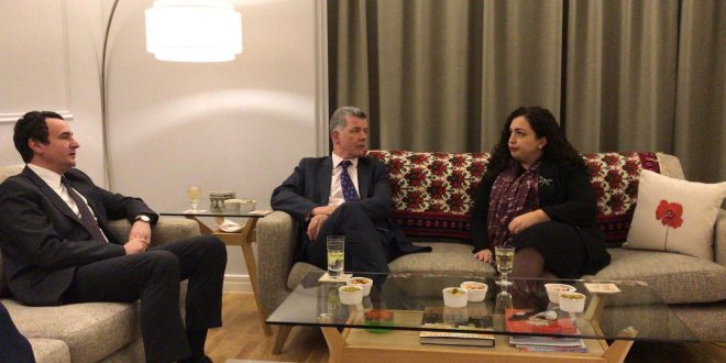 Ambasadori britanez Abbott, takon kryetarin e Vetëvendosjes, Albin Kurti, dhe nënrkyetaren e LDK-së, Vjosa Osmani