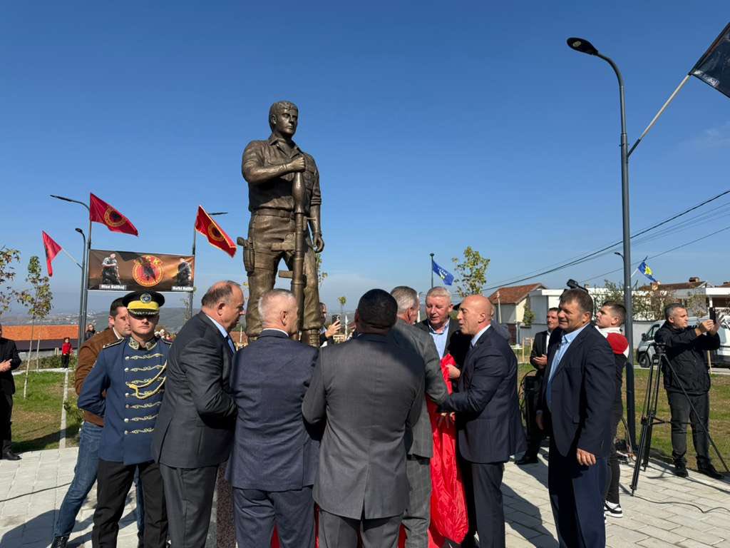 Ramush Haradinaj  U përurua shtatorja e heroit Rizah Salihaj në Zabergjë të Klinës  simbol i përjetshëm i trimërisë dhe përkushtimit për liri
