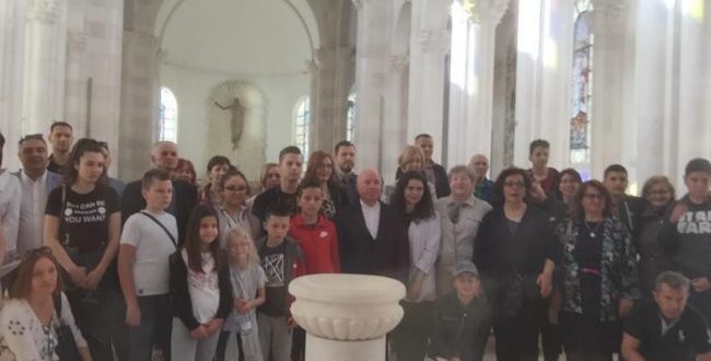Një grup i arbëreshëve të Kroacisë e vizitojnë Katedralen “Shën Nënë Tereza” në Prishtinë