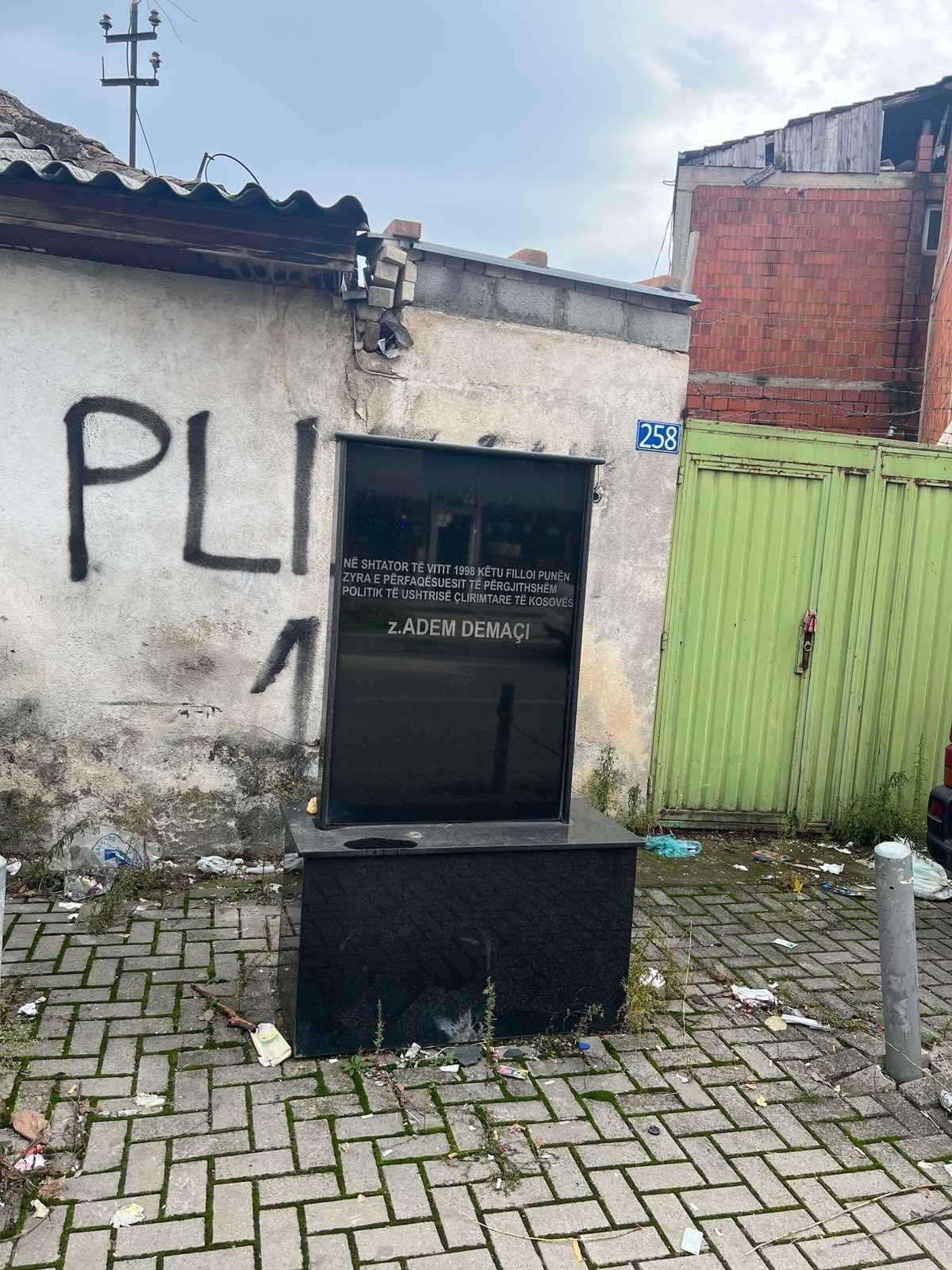 Rrustem Mustafa  Në çfarë gjendje e kanë lënë shtëpinë që Hajdin Paçarada Dumoshi e dhuroi për UÇK në  për zyrën ku Adem Demaçi ishte Shef i Politikës