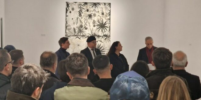 Ilir Muharremi: 28 Nëntori, fuqia e idesë dhe e ngjyrave (Analizë e ekspozitës kolektive të profesorëve të Fakultetit të Arteve, Universiteti i Prishtinës)