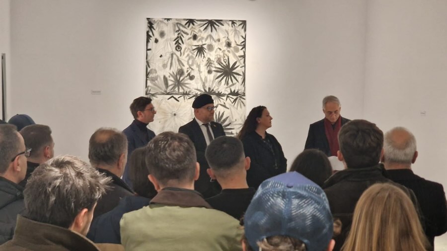 ilir-muharremi-28-nentori-fuqia-e-idese-dhe-e-ngjyrave-analize-e-ekspozites-kolektive-te-profesoreve-te-fakultetit-te-arteve-universiteti-i-prishtines