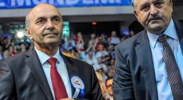 Isa Mustafa i reagon ashpër kryetarit të ri të LDK-së, Lumir Abdixhikut, e kundërshton shkarkimin e Agim Veliut