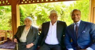 Avokati amerikan, Pierre Prosper, i cili po e mbron ish kryetarin e Kosovës, Hashim Thaçi, ka vizituar prindërit e tij në Brojë të Drenicës