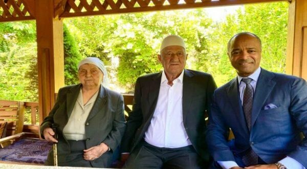 Avokati amerikan, Pierre Prosper, i cili po e mbron ish kryetarin e Kosovës, Hashim Thaçi, ka vizituar prindërit e tij në Brojë të Drenicës