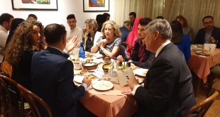 Ambasadori amerikan, Philip Kosnett, me bashkëshorten e tij kanë shtruar një iftari për të rinjtë e Kosovës