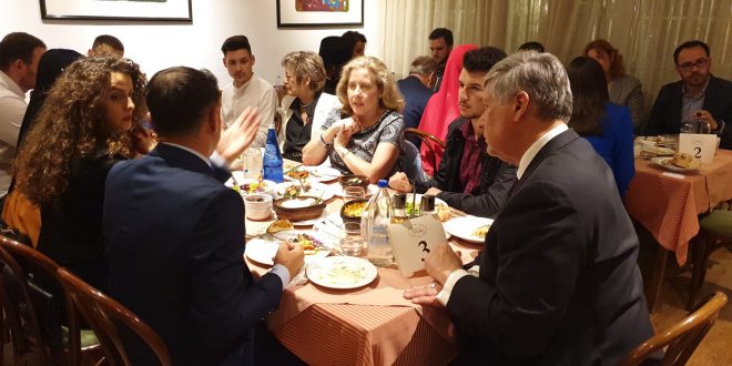 Ambasadori amerikan, Philip Kosnett, me bashkëshorten e tij kanë shtruar një iftari për të rinjtë e Kosovës