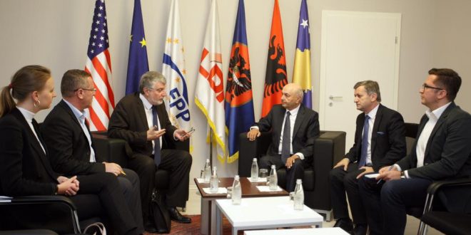 Kryetari i LDK-së, Isa Mustafa, ka pritur në takim ambasadorin e Francës në Kosovë, Didier Chabert