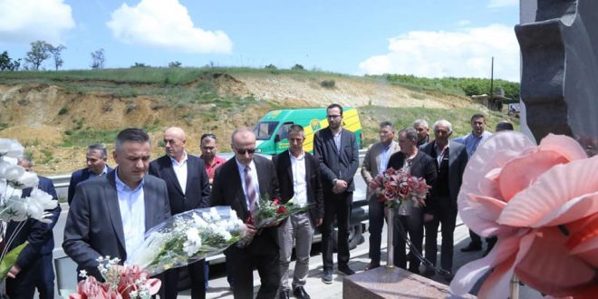 Në Skenderaj përkujtohen dëshmorët e kombit Mustafë Haxhiu, Gëzim Ferizi, Isuf Aliqkaj dhe martiri i lirisë Bedri Haxhiu