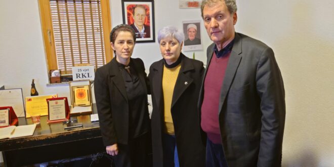 Vizitë ngushëlluese në Radion Kosova e Lirë nga profesori Skënder Demalijaj dhe bashkëshortja e tij, znj. Albana Maliqi-Demalijaj