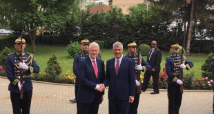 Kryetari i vendit, Hashim Thaçi ka pritur ish-kryetarin amerikan, Bill Clinton me një ceremoni shtetërore