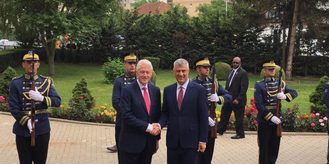 Kryetari i vendit, Hashim Thaçi ka pritur ish-kryetarin amerikan, Bill Clinton me një ceremoni shtetërore