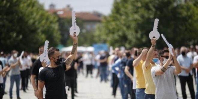 Partia Demokratike e Kosovës i mbështet gastronomët, është “pro” heqjes së kufizimit të lëvizjes dhe rishikimit të masave