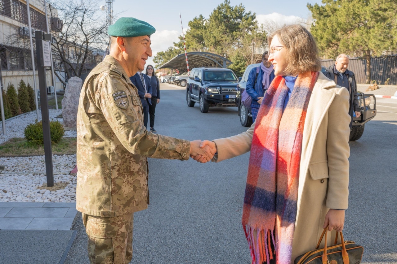 Komandanti i KFOR it takon zyrtaren e EEAS në Prishtinë  diskutohen zhvillimet e sigurisë në rajon