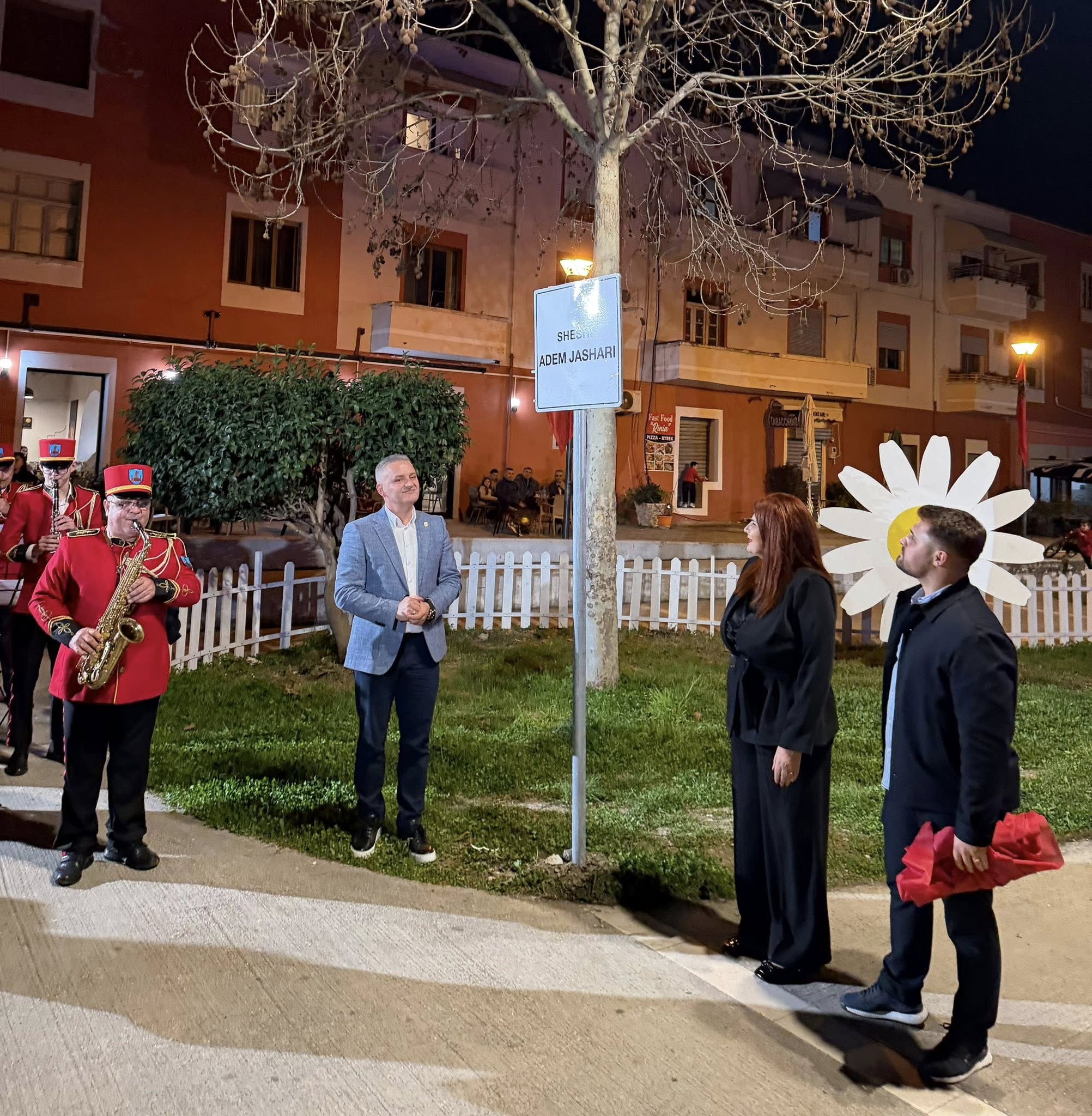 Në Vlorë emërtohet sheshi  Adem Jashari   familja falënderon Shqipërinë për nderimin ndaj Kryekomandantit