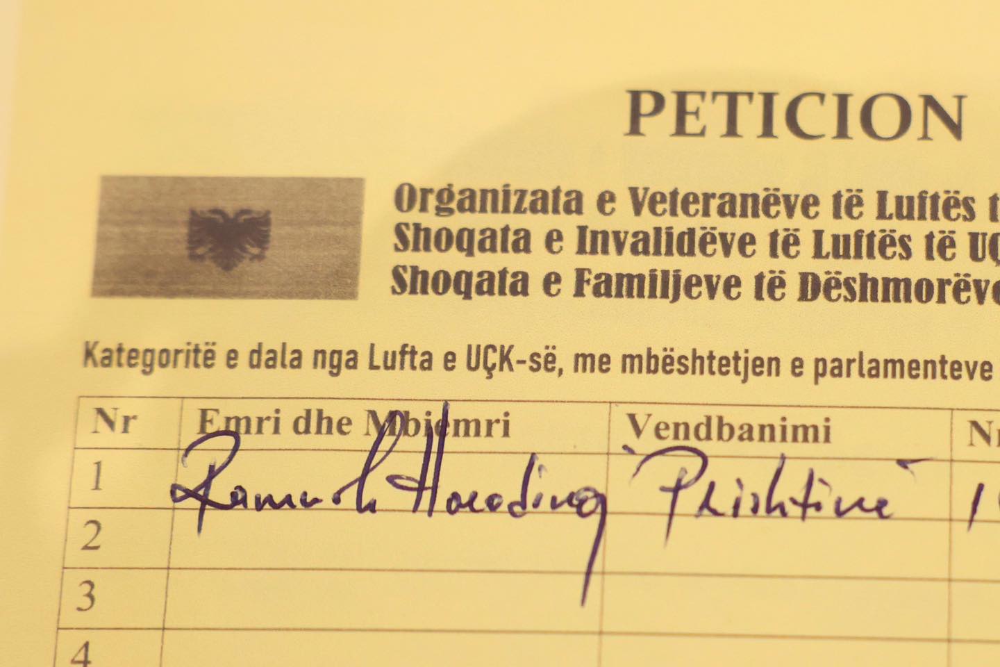 Ramush Haradinaj nënshkruan peticion në mbështetje të ish luftëtarëve të Ushtrisë Çlirimtare e Kosovës