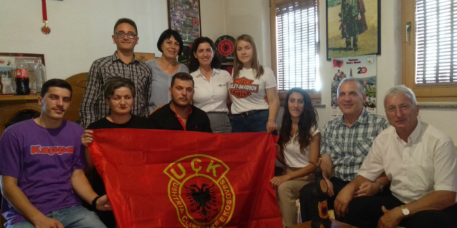 Sot Radion Kosova e Lirë e vizituan disa familjarë të dëshmorëve nga Shoqata e Familjeve të Dëshmorëve të UÇK-së, në Pejë