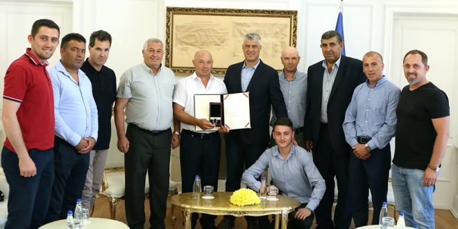 Thaçi dekoron me Urdhrin “Hero i Kosovës” dëshmorët Habib Berisha, Ibrahim Mazreku, Ali Zogaj dhe Kujtim Krasniqi