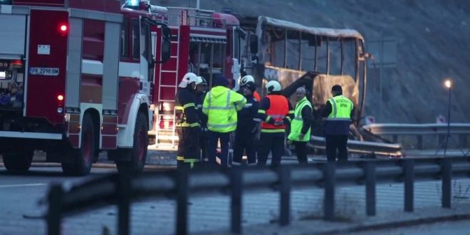 Autobusit, në Bullgari ka plasur goma e përparme, ka qenë në shpejtësi të madhe e më pas është përplasur në parmakë