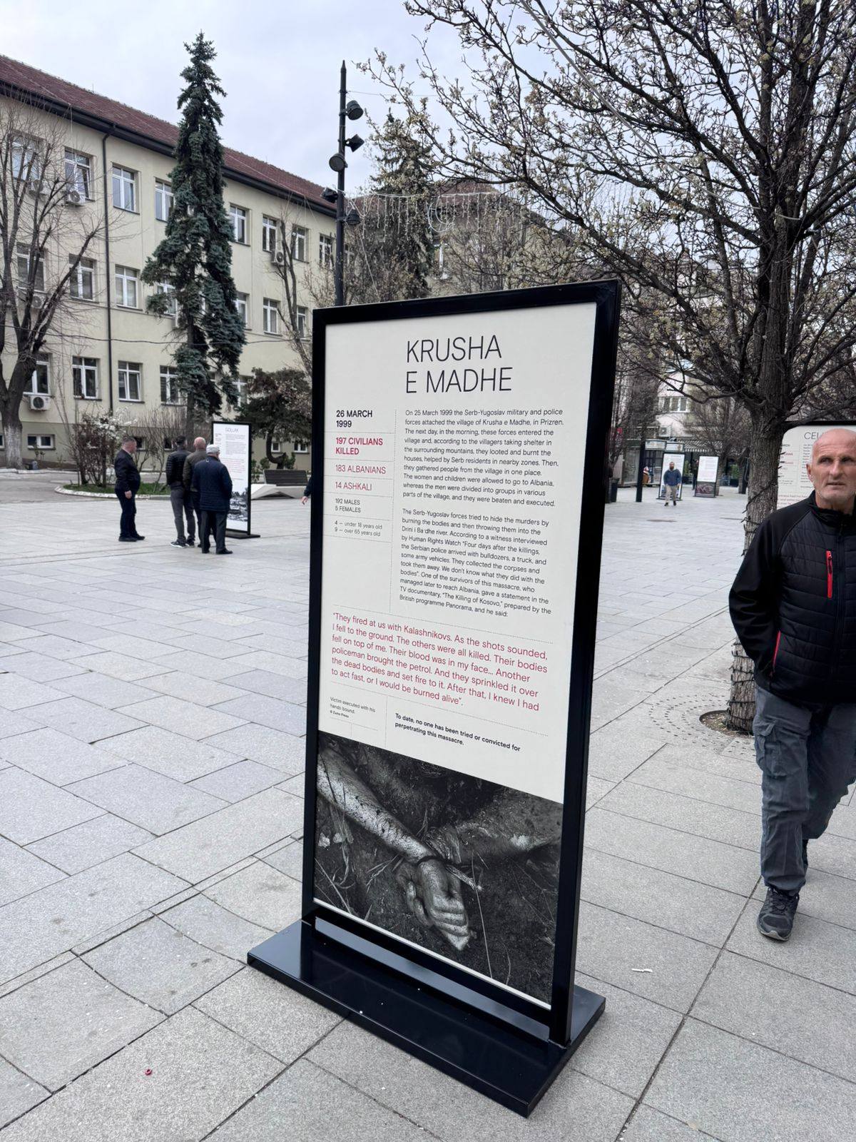 Skandal në Prishtinë  Veteranët e UÇK së shpërthejnë kundër ekspozitës që  shtrembëron luftën 