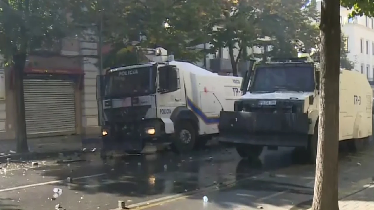 Policia i është përgjigjur me dy autobotë me ujë protestuesve që kanë hedhur molotov ndaj tyre