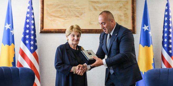 Kryeministri Haradinaj pranon letër falënderimi nga ish Sekretarja Amerikane e Shtetit, Madeleine Albrigh
