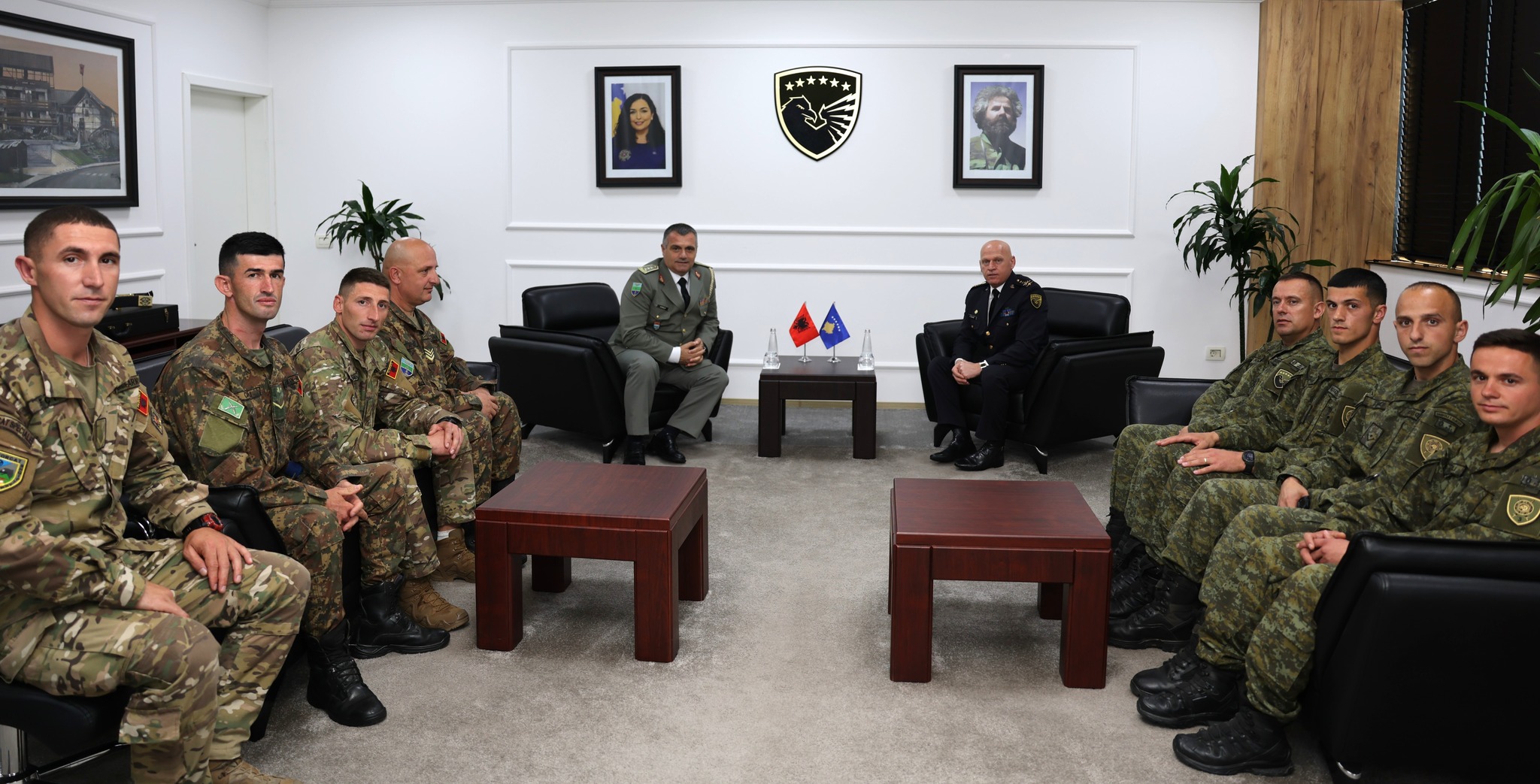 Bashkëpunim i forcuar Kosovë Shqipëri në mbrojtje  Bashkim Jashari dhe Arben Kingji thellojnë partneritetin ushtarak