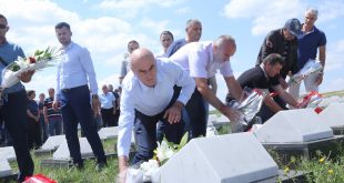 Sot në Skenderaj janë përkujtuar dëshmorët e kombit Beqir, Azem e Faik Hajrizi, si dhe Sabit Ahmetaj