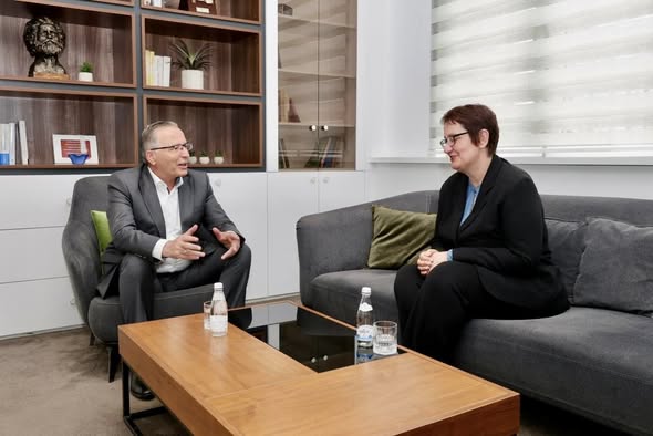 Bedri Hamza mirëpret Aida Dërgutin në PDK  Drejtësia dhe shërbimi për Kosovën na bashkojnë