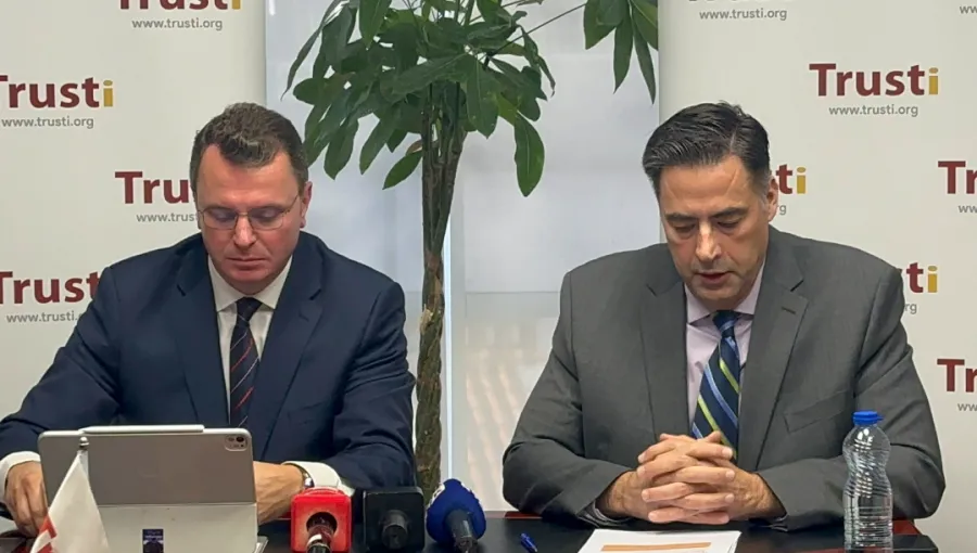 Trusti pranon ndikimin e rënies globale të tregjeve  por shmang përgjegjësinë për humbjet e kontribuuesve