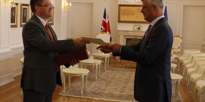 Ambasadori i ri britanez në Kosovë, Nicholas Abbott, prezanton kredencialet tek kryetari Hashim Thaçi