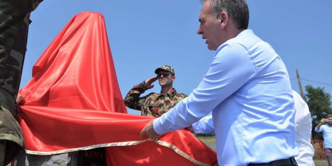 Fatmir Limaj zbulon bustin e Ismet Jasharit, komandant "Kumanovës"