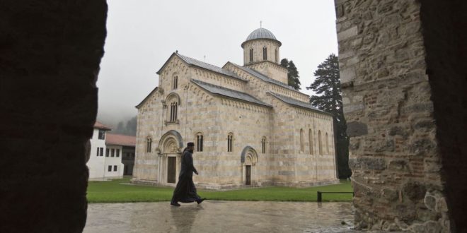 Kryepeshkopi, Mihajlo, thotë se Kisha Serbe është më shumë, një organizatë politike që vepron në emër të fesë