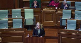 Deputetja e AAK-së, Teuta Haxhiu akuzoi Albin Kurtin se e ka përdorur Glauk Konjufcën për interesat e tij
