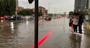 Reshjet e dendura të shiut shkaktijnë probleme në zhvillimin e trafikut në Prishtinë