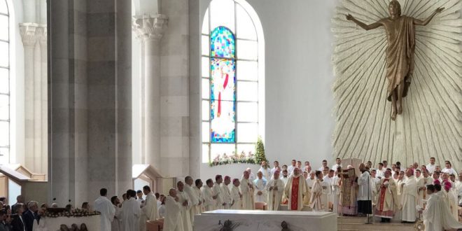 Sonte besimtarët e krishterë kremtojnë Pashkët, një festë që përkujton ringjalljen e Krishtit