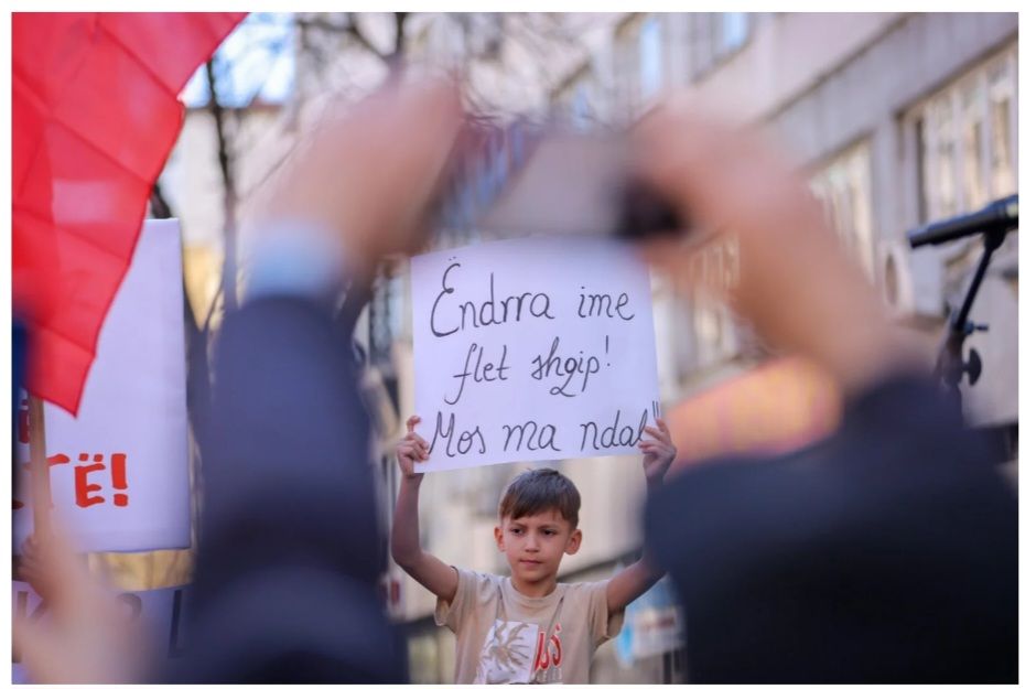 Protesta e studentëve shqiptarë në Shkup rrit presionin ndaj VLEN  mungon reagimi i Qeverisë së Kosovës