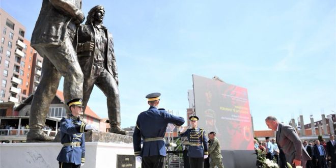 Haradinaj: Xhevë e Fehmi Lladrovci, ishin çdoherë në radhën e parë të sulmit, duke iu bërë krah i fortë lëvizjes për liri