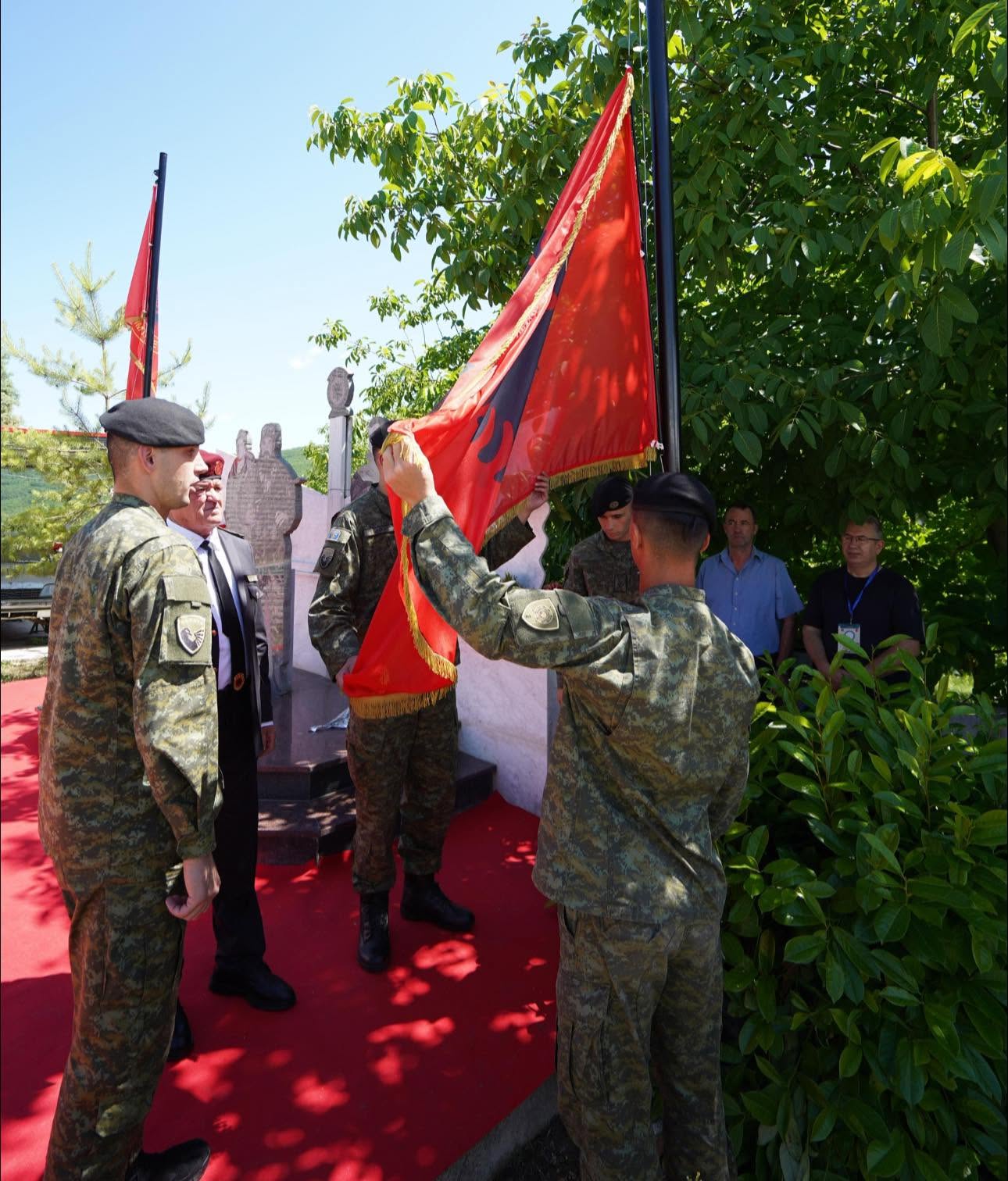 Ramush Haradinaj në Çabiq  Mujë Krasniqi i këndoi lirisë dhe u bë lajmëtar i saj