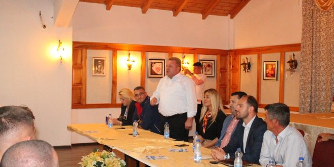 Kandidati për deputet nga PDK-ja, Hisen Berisha, në Skivjan dhe në Gjakovë ka takuar qytetarë e bashkëluftëtarë