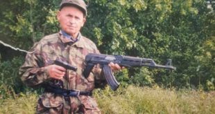 Kryetari Thaçi dekoron pas vdekjes me urdhrin “Hero i Kosovës” ish-luftëtarin e UÇK-së, hoxhën Avdyl Krasniqi