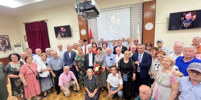 Prof. Luan Omarit iu akordua titulli i lartë “Ylli i Artë i Veteranit të LANÇ-i nga OVP, "Nderi i Kombit"