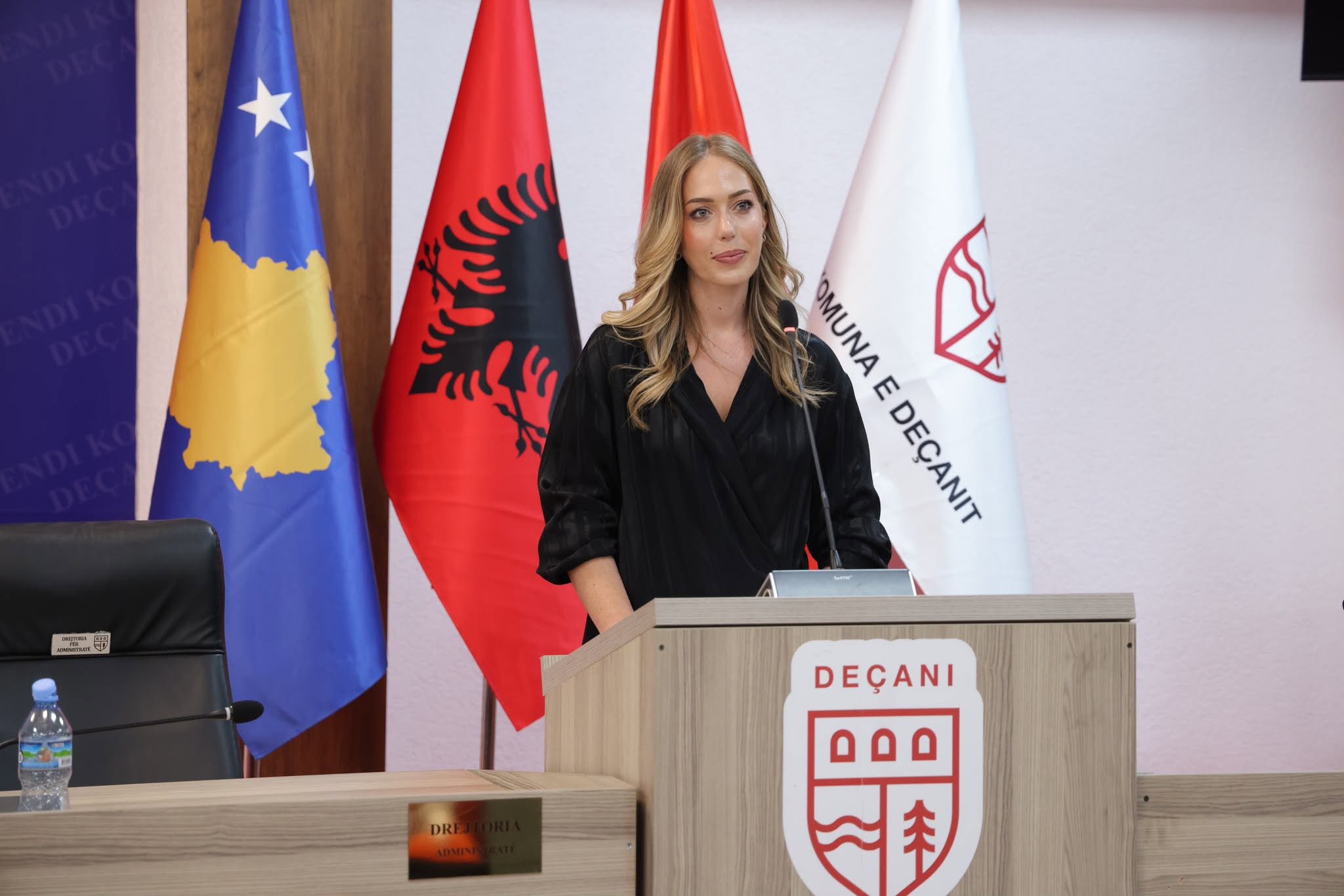 Komuna e Deçanit  U mbajt konsultimi publik për Qarkoren e Parë Buxhetore 2027 01 dhe Kornizën Afatmesme Buxhetore  KAB  2027 2029