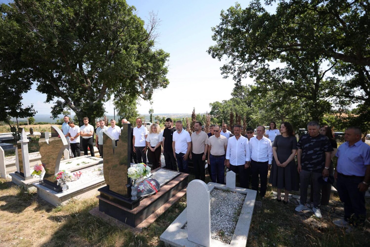 Sami Lushtaku përkujton dëshmorët e Betejës së Hadës  Sakrifica e tyre është themel i lirisë së Kosovës