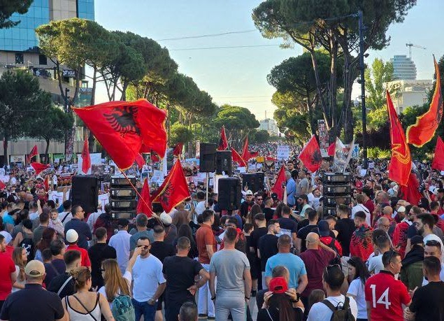Xhevat Gjini  VEÇORIA THEMELORE E PROTESTËS NË KRYEQENDRËN E KOMBIT SHQIPTAR  TIRANË