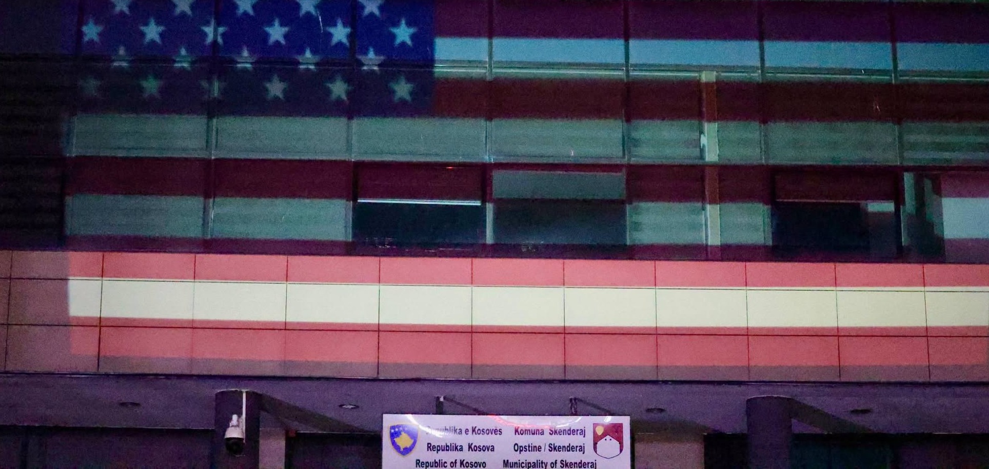 Sami Lushtaku  Në prag të 250 vjetorit të pavarësisë së Shteteve të Bashkuara të Amerikës  flamuri amerikan ndriçon objektin e Komunës së Skenderajt