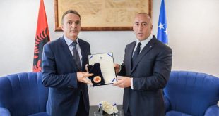 Kryeministri në detyrë, Ramush Haradinaj, dekoron me “Medaljen e Skënderbeut” Shpend Maxhunin e AKI-së
