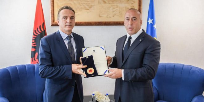 Kryeministri në detyrë, Ramush Haradinaj, dekoron me “Medaljen e Skënderbeut” Shpend Maxhunin e AKI-së