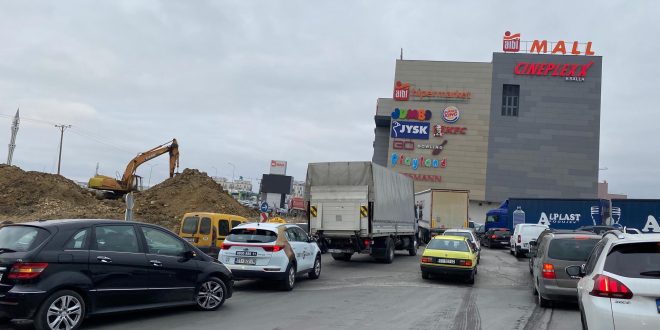 Punimet për zgjerimin e rrugës në Veternik po shkaktojnë kolona të gjata të veturave në kryeqytet