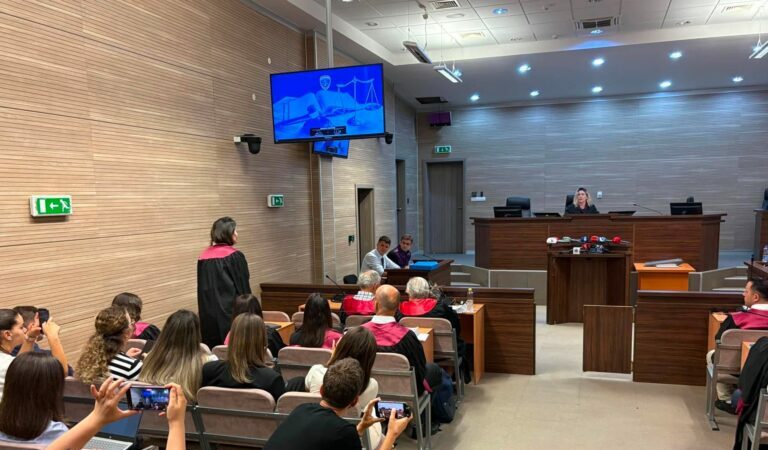 Ndërpritet seanca për Masakrën e Reçakut  problemet teknike pezullojnë shqyrtimin fillestar ndaj 21 të akuzuarve për krime lufte